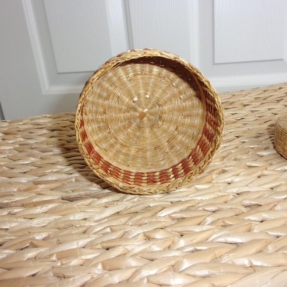 Small Vintage Lidded stash basket - Picture 4 of 4